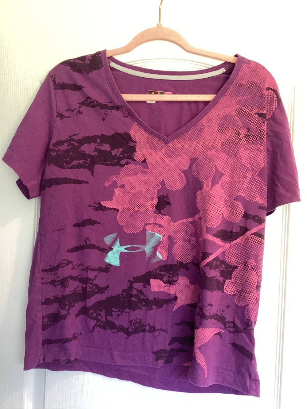 Under Armour Purple and Pink V-Neck Graphic Athletic Tee XL EUC